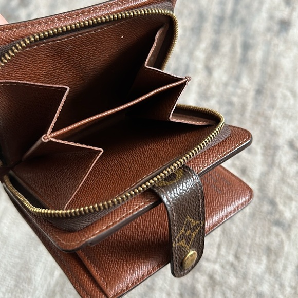 Authentic Louis Vuitton Monogram Compact Zip Wallet - Picture 7 of 9